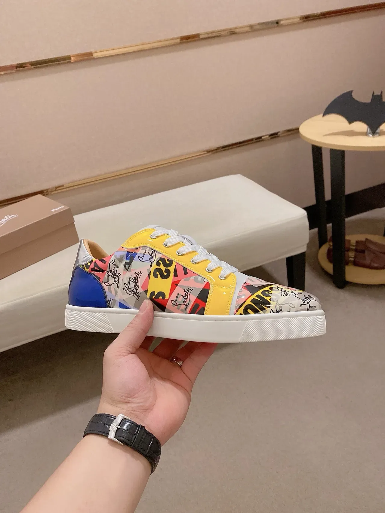 Christian Louboutin Impression collage multicolore baskets lifestyle à bout bas 4