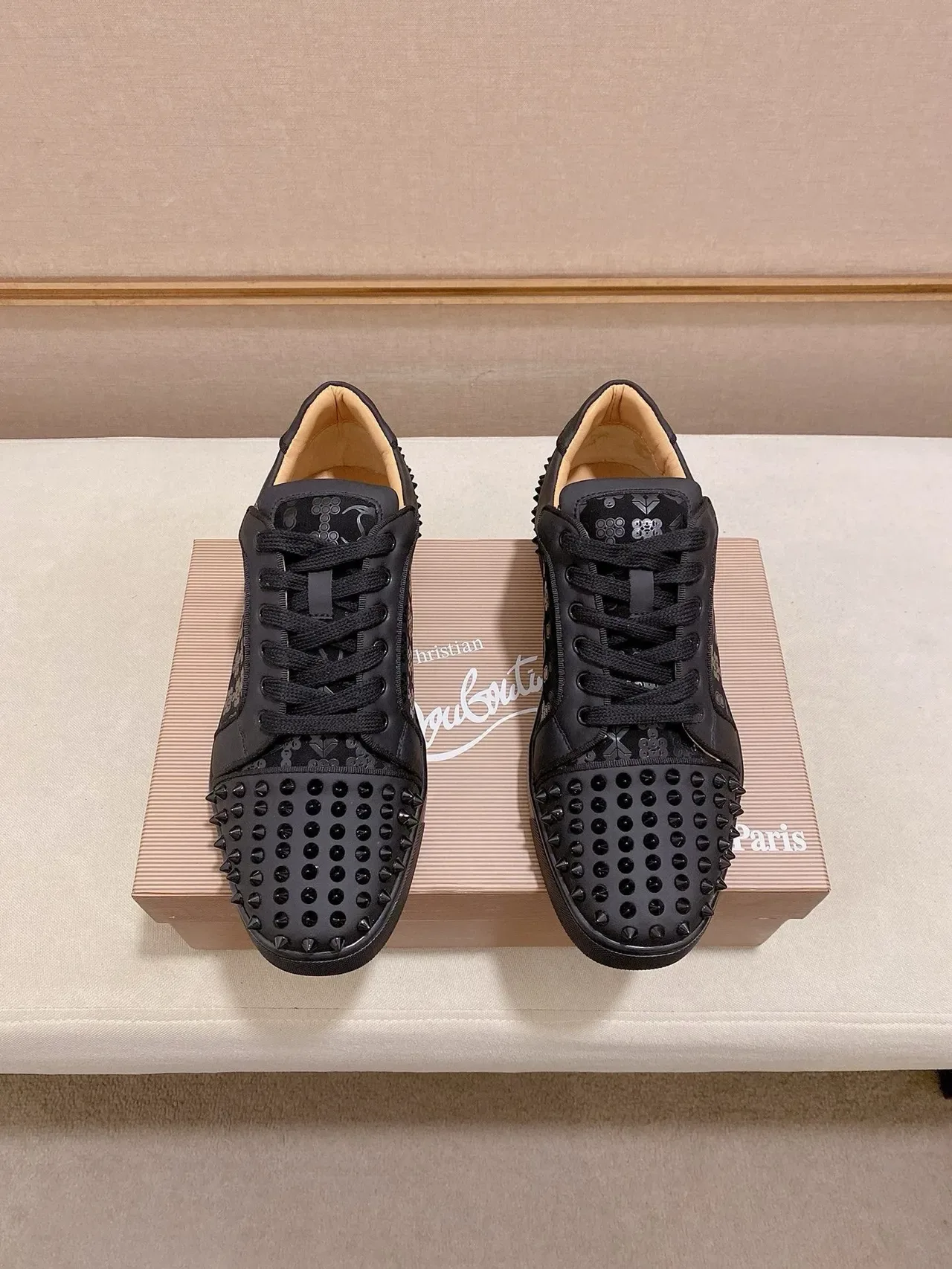Christian Louboutin Spike Sneaker أحذية رياضية أسود تونالي Monogram نمط حياة 7