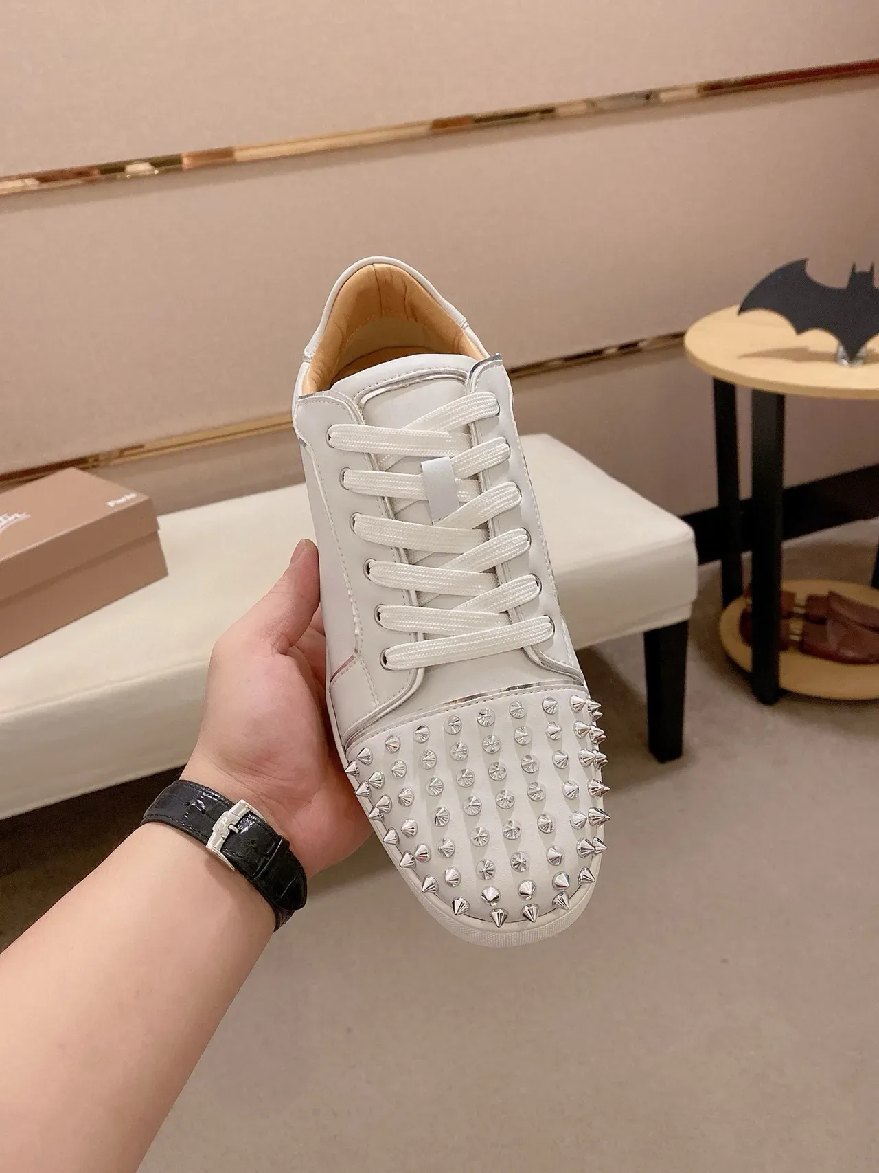 Christian Louboutin Tênis lifestyle de couro liso branco com rebites prateados 2