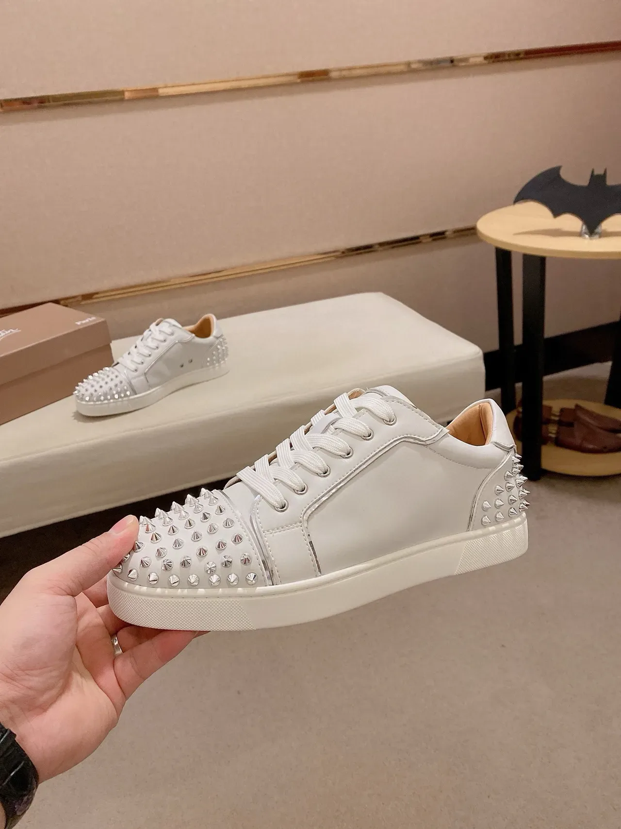 Christian Louboutin Tênis lifestyle de couro liso branco com rebites prateados 3