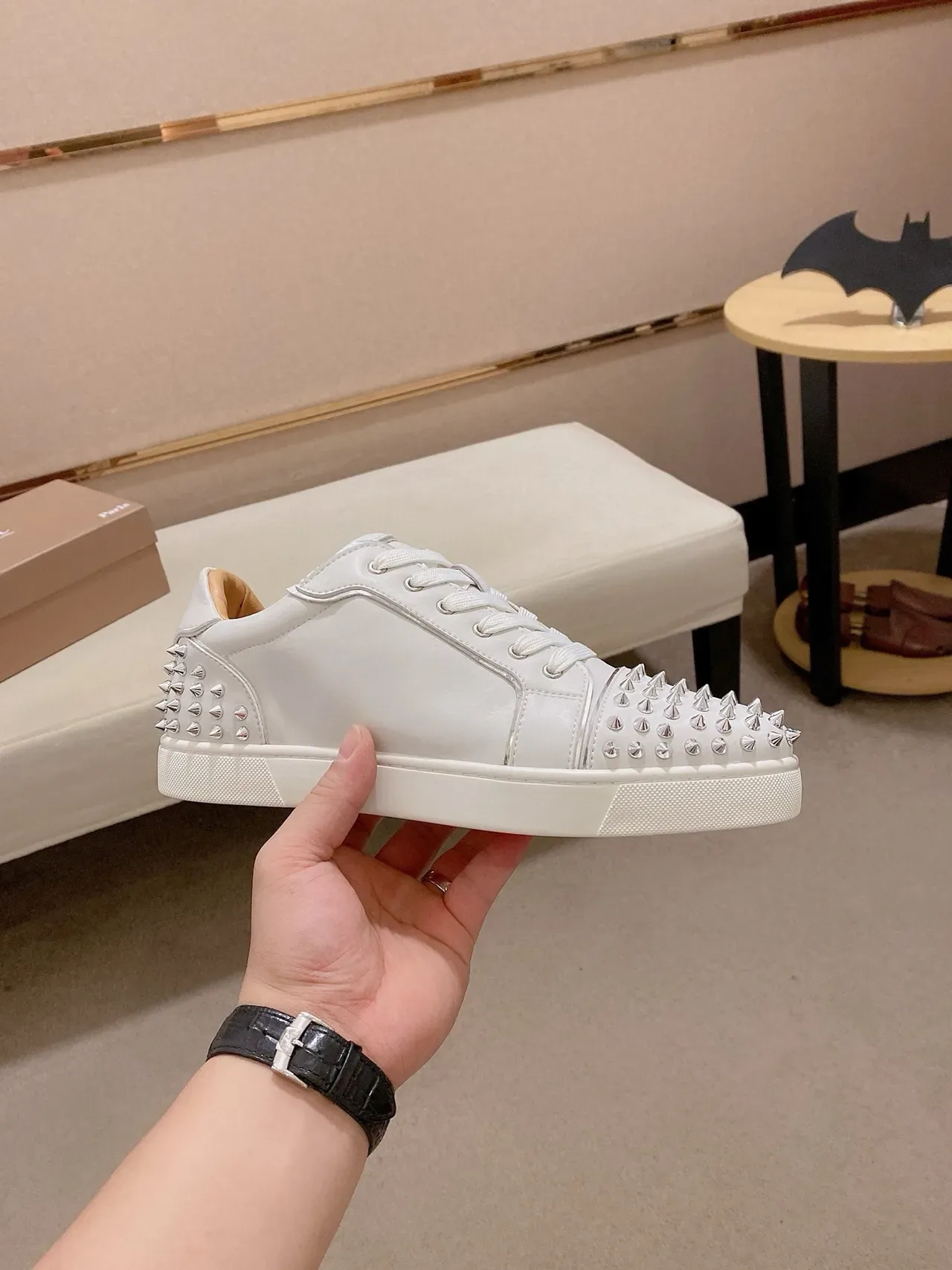 Christian Louboutin Tênis lifestyle de couro liso branco com rebites prateados 4