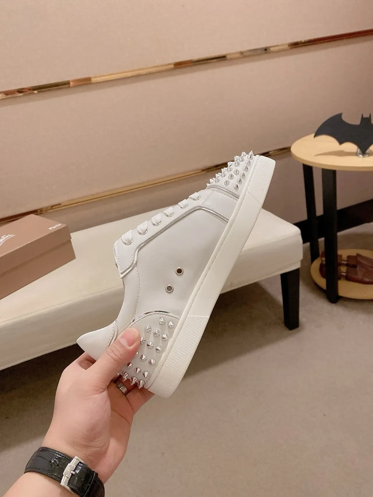 Christian Louboutin Tênis lifestyle de couro liso branco com rebites prateados 5