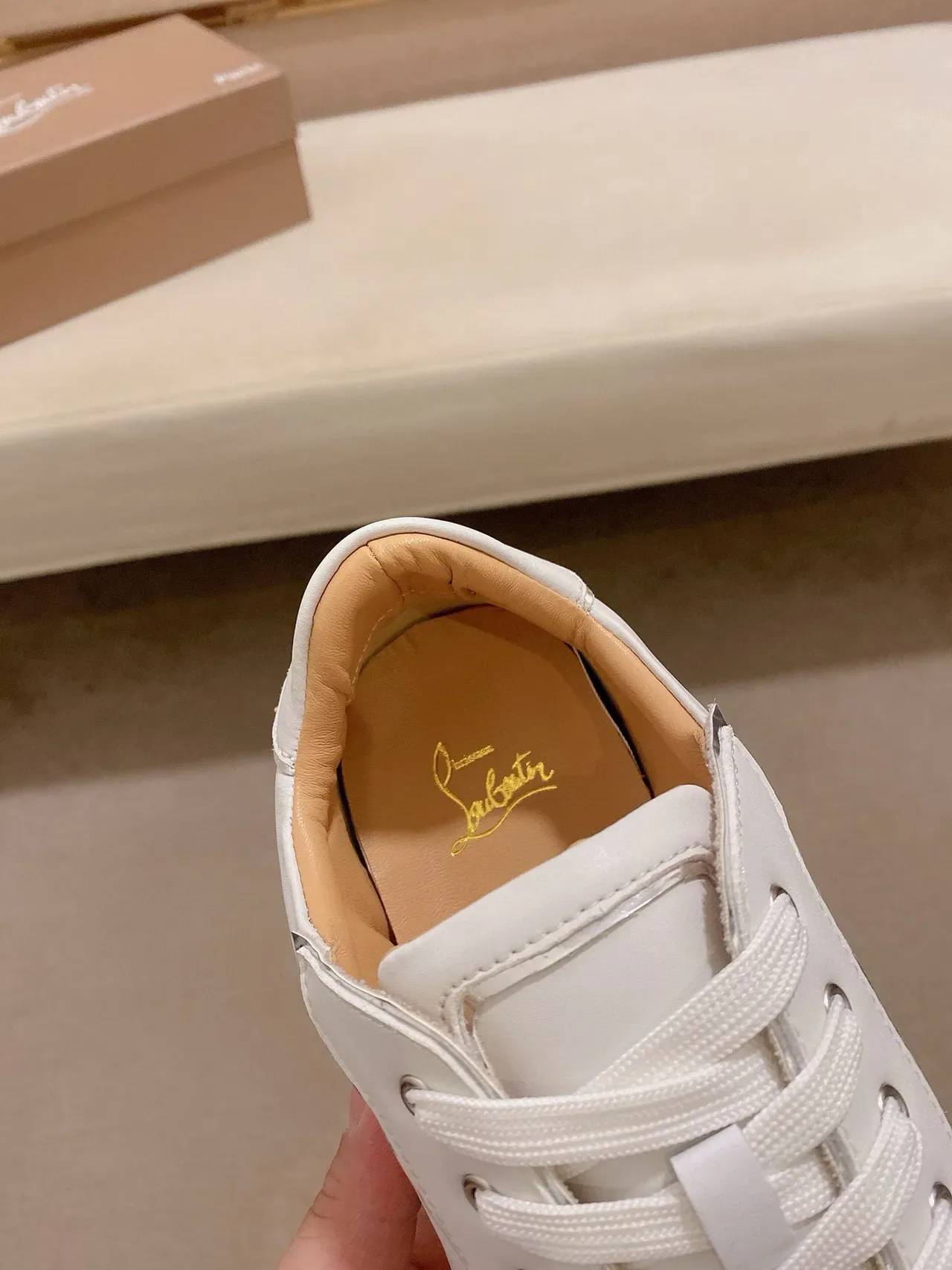 Christian Louboutin Tênis lifestyle de couro liso branco com rebites prateados 6