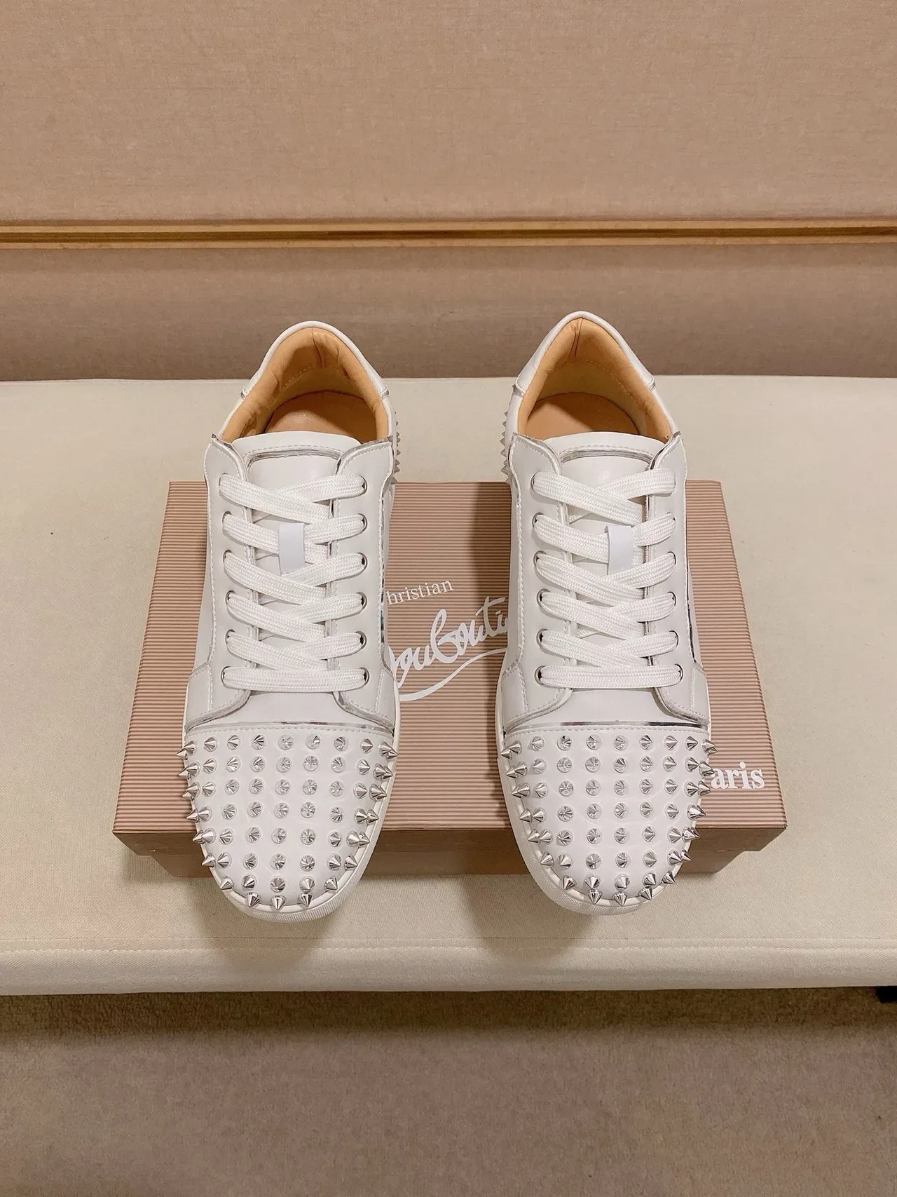Christian Louboutin Tênis lifestyle de couro liso branco com rebites prateados 7