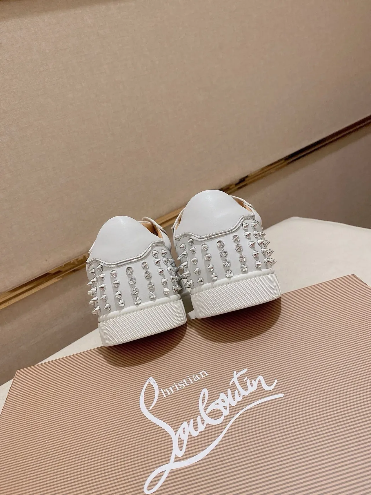 Christian Louboutin Tênis lifestyle de couro liso branco com rebites prateados 8
