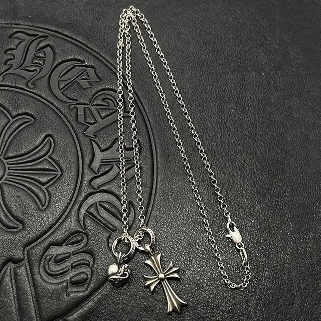 Collier Chrome Hearts avec Croix et Charme Cœur en Argent 3