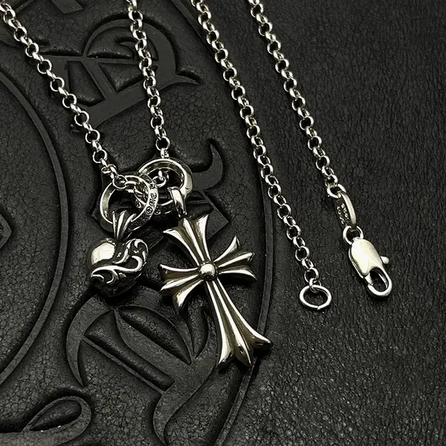 Collier Chrome Hearts avec Croix et Charme Cœur en Argent 5