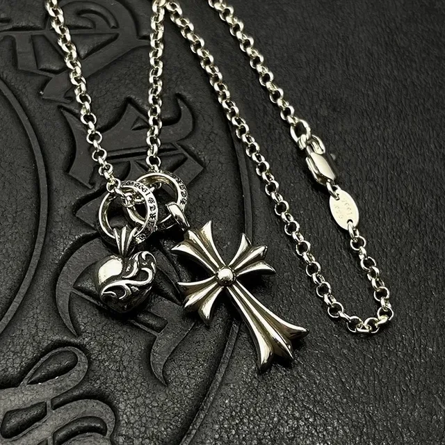 Collier Chrome Hearts avec Croix et Charme Cœur en Argent 6