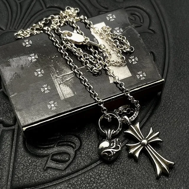 Collier Chrome Hearts avec Croix et Charme Cœur en Argent 7