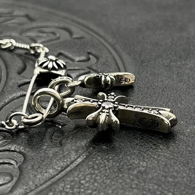 Chrome Hearts Croix Épingle de Sécurité Argent Multicolore Métal Oxydé Inlay de Pierre Précieuse Micro-Pave Collier 8