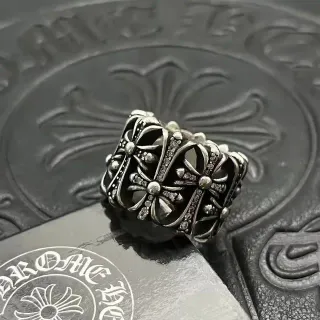 Chrome Hearts ফ্লোরাল ক্রস পাভে অক্সিডাইজড সিলভার আংটি