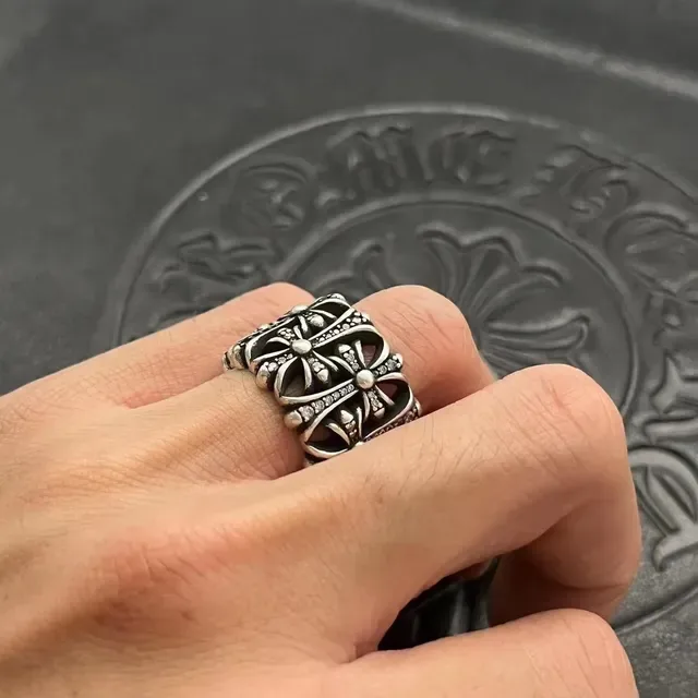 Chrome Hearts ফ্লোরাল ক্রস পাভে অক্সিডাইজড সিলভার আংটি 3