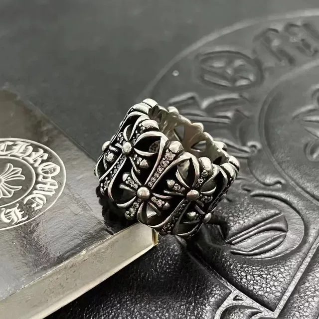 Chrome Hearts ফ্লোরাল ক্রস পাভে অক্সিডাইজড সিলভার আংটি 7