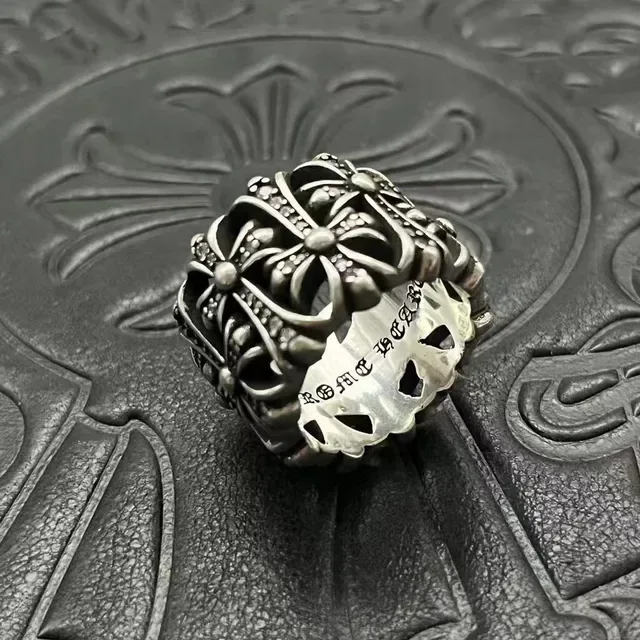 Chrome Hearts ফ্লোরাল ক্রস পাভে অক্সিডাইজড সিলভার আংটি 8