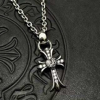 Chrome Hearts Pendentif Croix Gothique Argentée Noire Pavé-Set Pierres Claires Collier 2