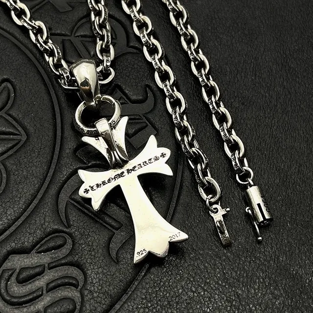 Chrome Hearts Pendentif Croix Gothique Argentée Noire Pavé-Set Pierres Claires Collier 6