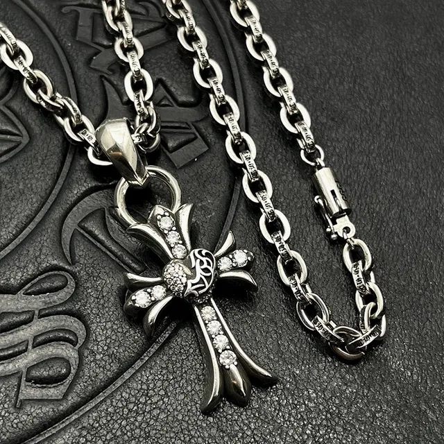 Chrome Hearts Pendentif Croix Gothique Argentée Noire Pavé-Set Pierres Claires Collier 8