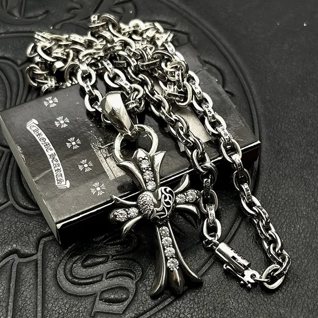 Chrome Hearts Pendentif Croix Gothique Argentée Noire Pavé-Set Pierres Claires Collier 9