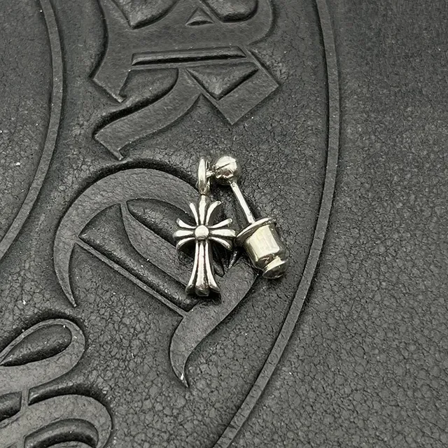 Chrome Hearts Boucles d'oreilles Argent Or en forme de croix hardware boulonné 5
