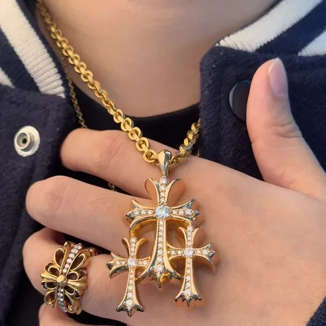 Collier Chrome Hearts Triple Cross Pavé Tono Dorado 3