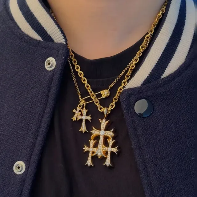 Collier Chrome Hearts Triple Cross Pavé Tono Dorado 4
