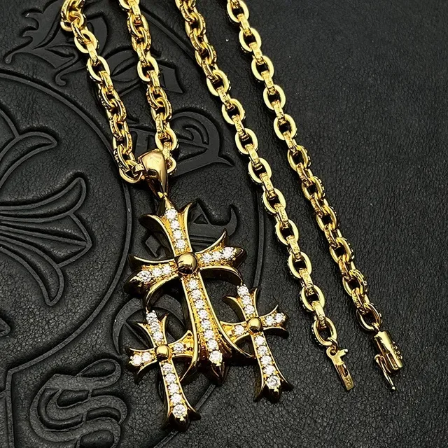 Collier Chrome Hearts Triple Cross Pavé Tono Dorado 6