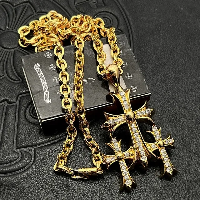 Collier Chrome Hearts Triple Cross Pavé Tono Dorado 8