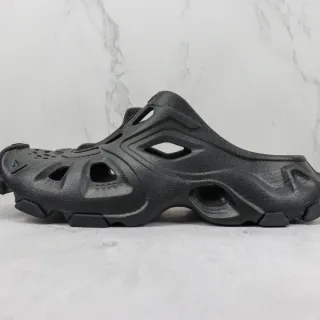 Crocs أسود وحيد الجسم مصبوب رغوة مهواة تصميم مقطوع كلوج