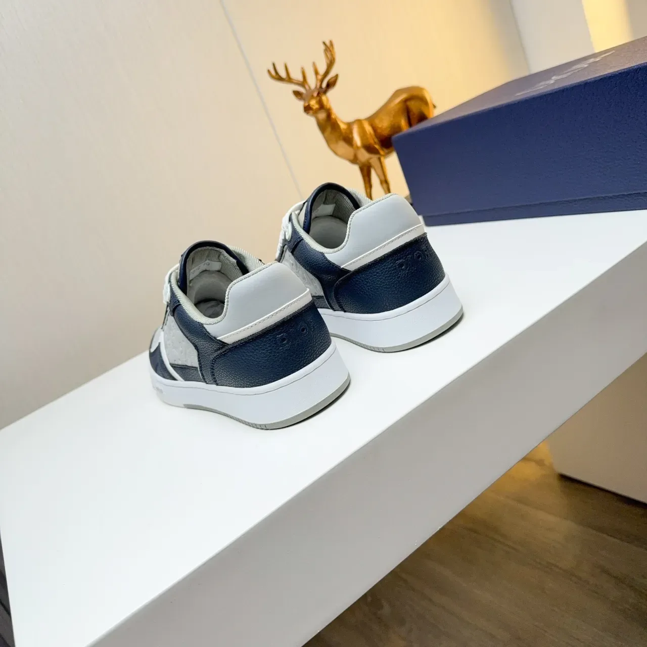 Dior B23 Navy et Gris Embossed Oblique Sneakers Lifestyle 4