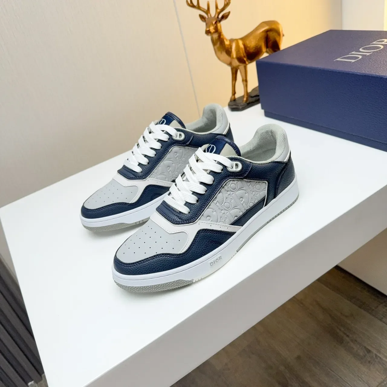 Dior B23 Navy et Gris Embossed Oblique Sneakers Lifestyle 5