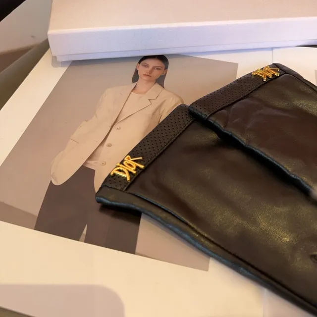 Dior قفازات جلد أسود ذهبي ناعم مثقوب كم معصم 2