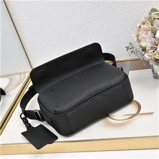 Dior Bolsa Mensageiro de Couro Granulado Preto com Fechamento de Tampa 4