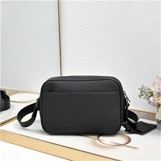 Dior Bolsa Mensageiro de Couro Granulado Preto com Fechamento de Tampa 8
