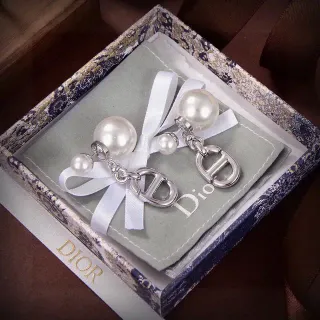 Dior CD Logo 珍珠耳坠