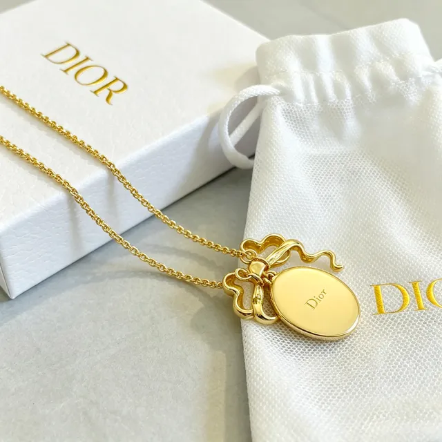 Dior Gold-Tone Bow Motif Oval Mother-of-Pearl Pendant Necklace 3