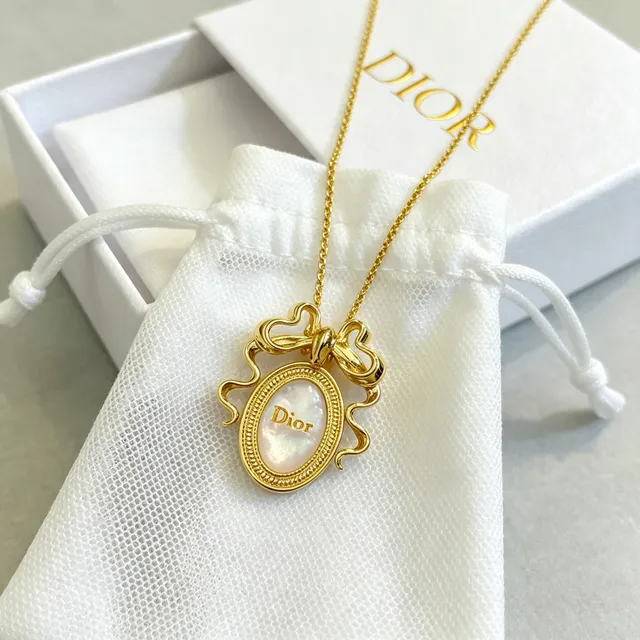 Dior Gold-Tone Bow Motif Oval Mother-of-Pearl Pendant Necklace 4