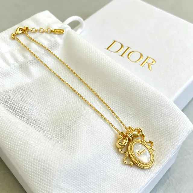 Dior Gold-Tone Bow Motif Oval Mother-of-Pearl Pendant Necklace 6