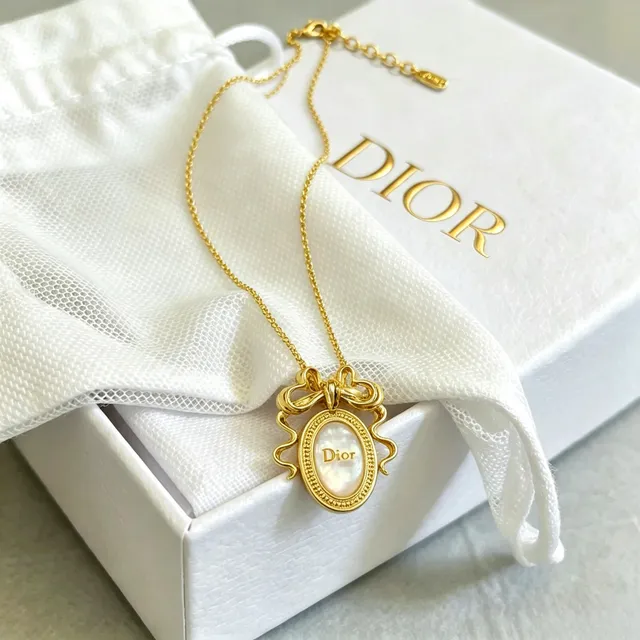 Dior Gold-Tone Bow Motif Oval Mother-of-Pearl Pendant Necklace 7