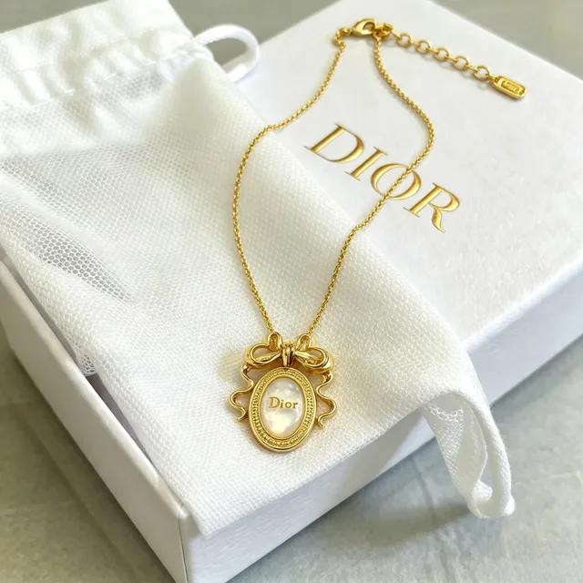 Dior Gold-Tone Bow Motif Oval Mother-of-Pearl Pendant Necklace 8