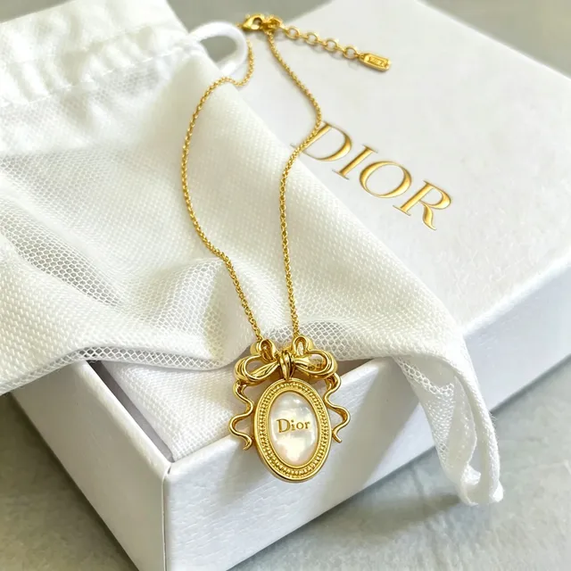 Dior Gold-Tone Bow Motif Oval Mother-of-Pearl Pendant Necklace 9