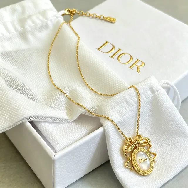 Dior Gold-Tone Bow Motif Oval Mother-of-Pearl Pendant Necklace 10