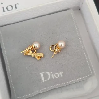 Boucles d'oreilles Dior à motif de nœud de perles doré