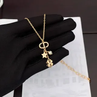 Collier Chaîne Dorée Blanche Encrustée de Cristaux et Motif D de Dior