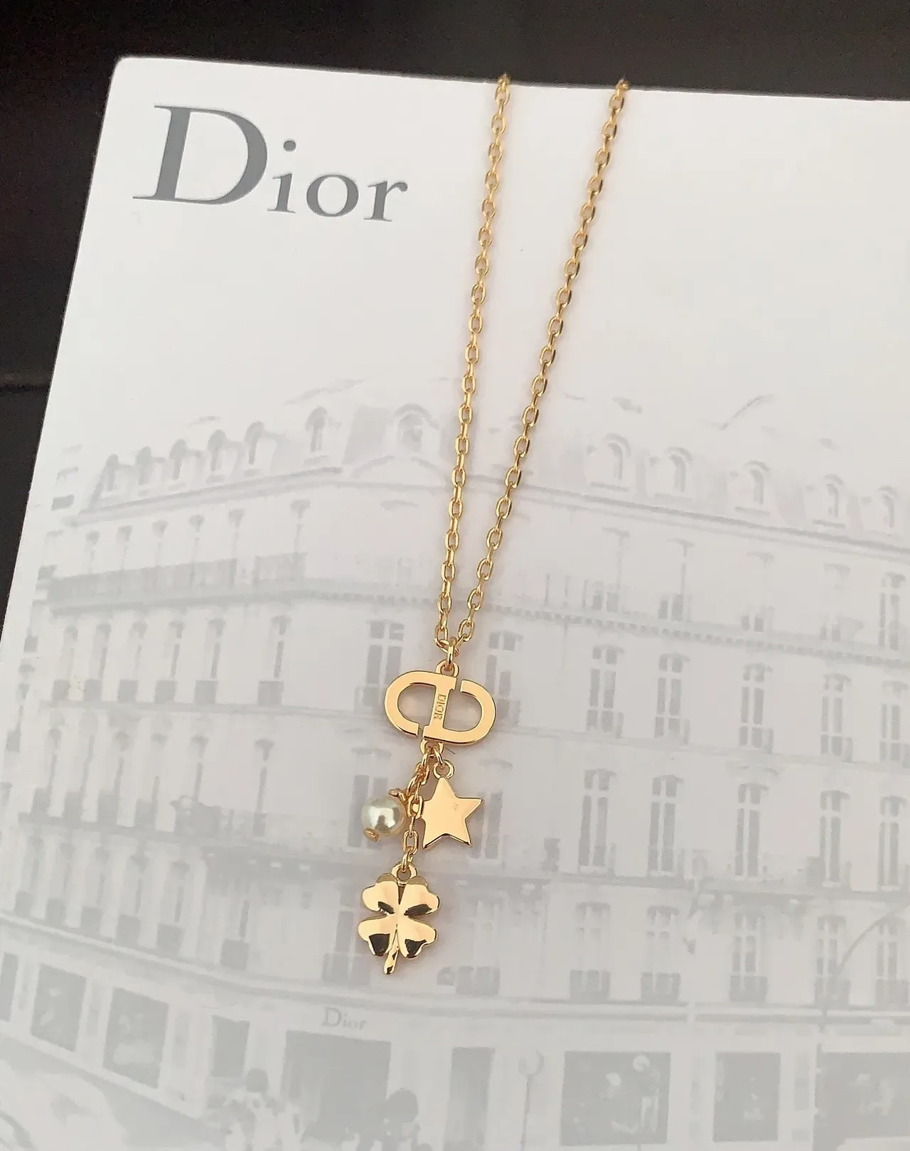 Colar Corrente de Ouro Branco Encrustado com Cristais Motivo D de Dior 2