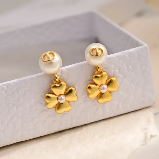 Dior Lucky Dior Boucles d'Oreilles perle fleur résine doré et blanc 3