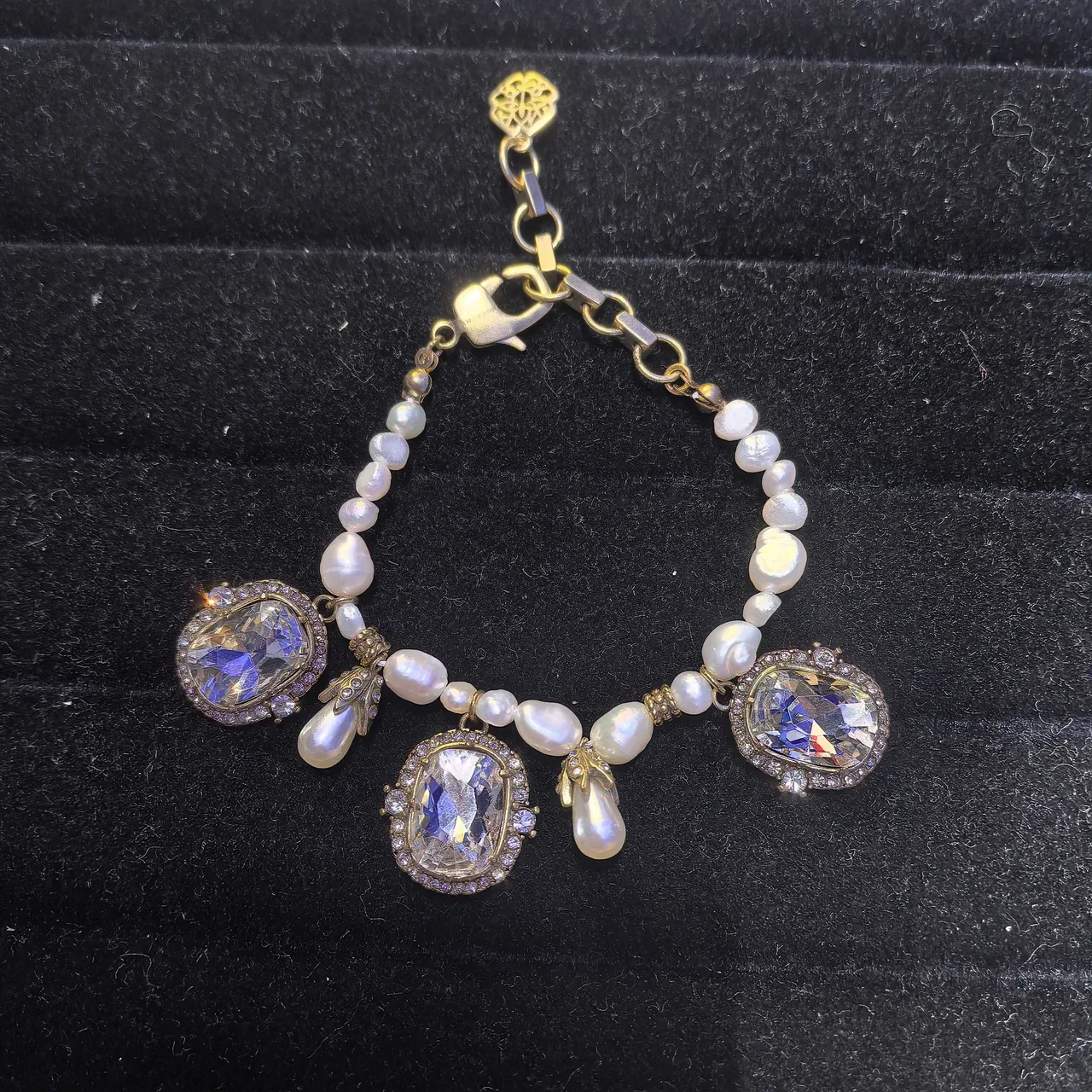 Dior Pulseira Dourada Laranja com Logo de Letras Esmaltado e Com Pérolas 2