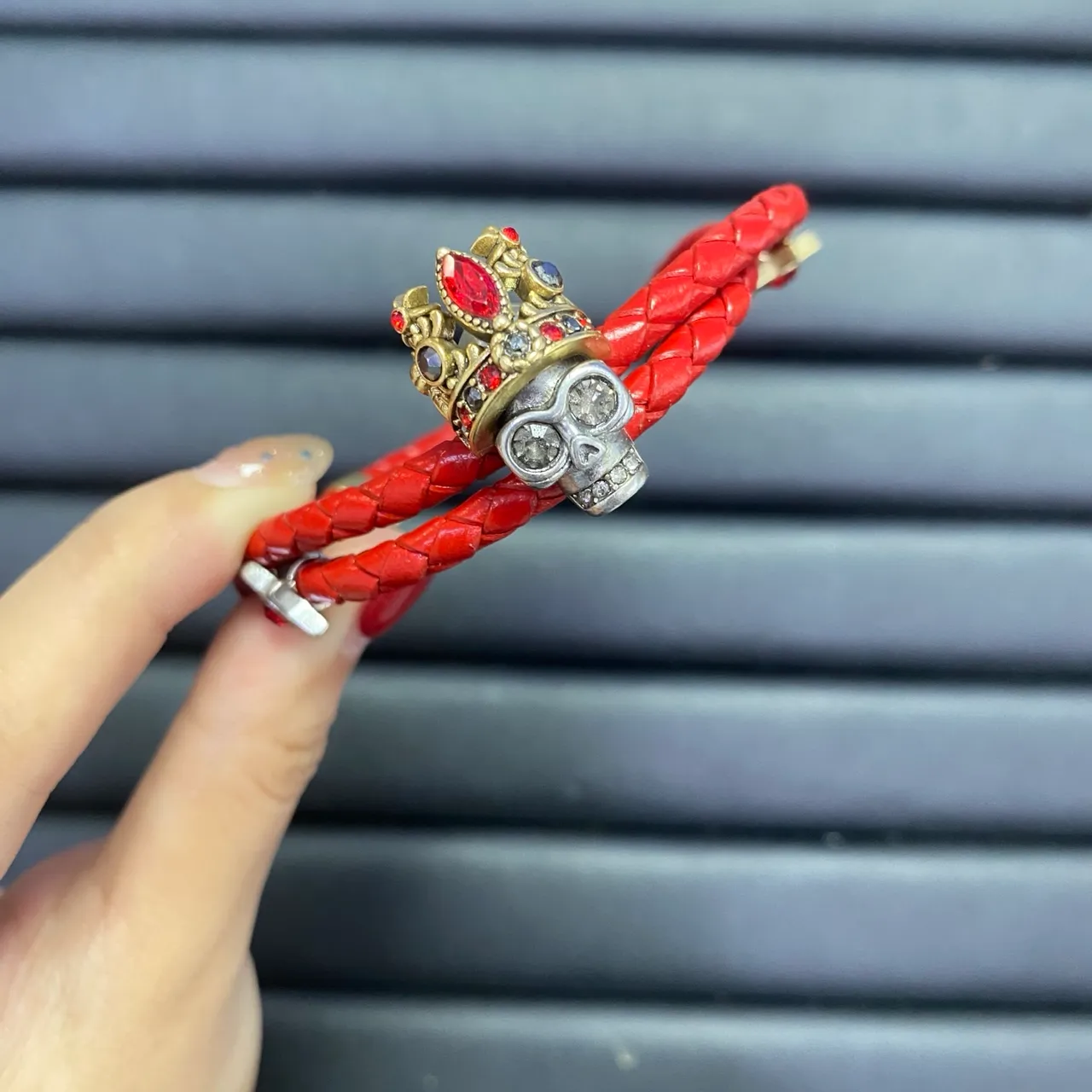 Dior Pulseira Dourada Laranja com Logo de Letras Esmaltado e Com Pérolas 3