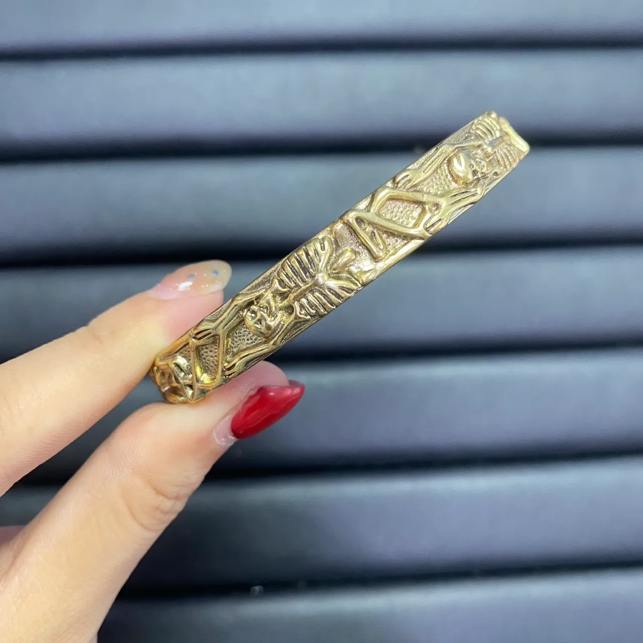 Dior Pulseira Dourada Laranja com Logo de Letras Esmaltado e Com Pérolas 5
