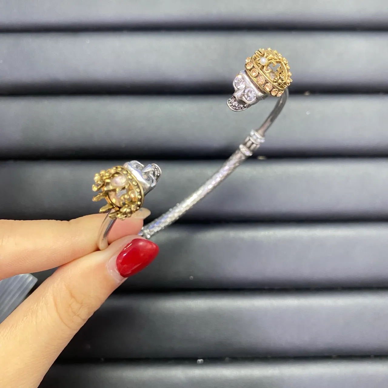 Dior Pulseira Dourada Laranja com Logo de Letras Esmaltado e Com Pérolas 6