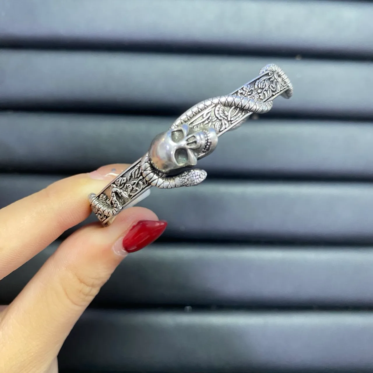 Dior Pulseira Dourada Laranja com Logo de Letras Esmaltado e Com Pérolas 7